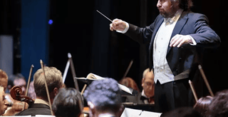 Дмитрий Юровский: Люди стали с удовольствием ходить в театр, а творческих страстей нам хватает. / Алексей Кушниренко/ТАСС