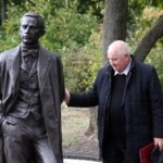 Александр Ермаков у памятника С.В. Раманинову. Ивановка