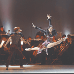 Действие спектаклей идет на авансцене. Фото - сайт Мариинского театра