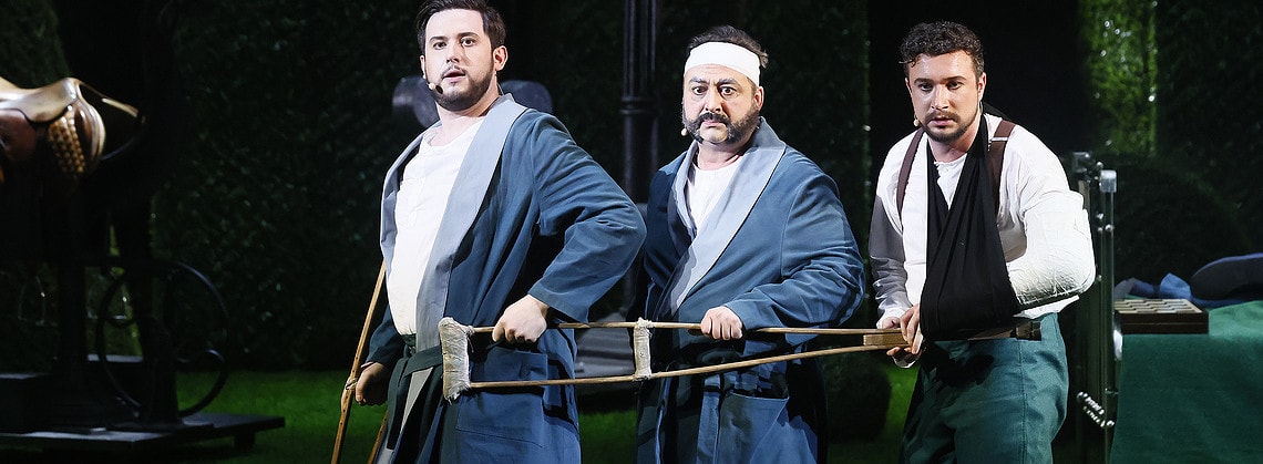 Клавдио – Василий Соколов, Дон Педро – Денис Макаров, Бенедикт – Константин Артемьев. Фото Дамира Юсупова / Большой театр