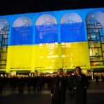 Фасад театра Метрополитен-опера в цветах флага Украины