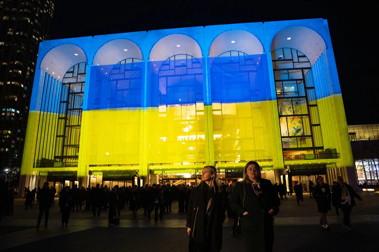 Фасад театра Метрополитен-опера в цветах флага Украины