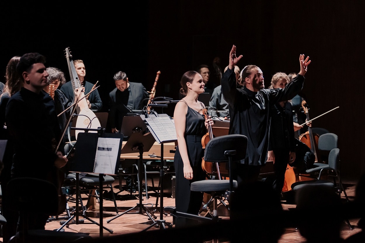 Дмитрий СИньковский и арститы оркестра La Voce Strumentale. Фото - Анастасия Пономарева