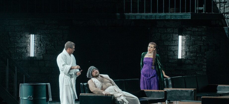 Кирилл Матвеев, Антон Зараев и Лариса Андреева (Бомелий, Грязной и Любаша). Фото - Милана Романова