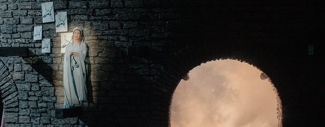 Елизавета Пахомова (Марфа). Сцена из оперы Н. А. Римского-Корсакова “Царская невеста” в постановке Дмитрия Белянушкина (МАМТ). Фото – Милана Романова