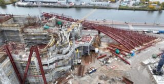 В Калининграде начали монтировать «парящую» консоль филиала Большого театра