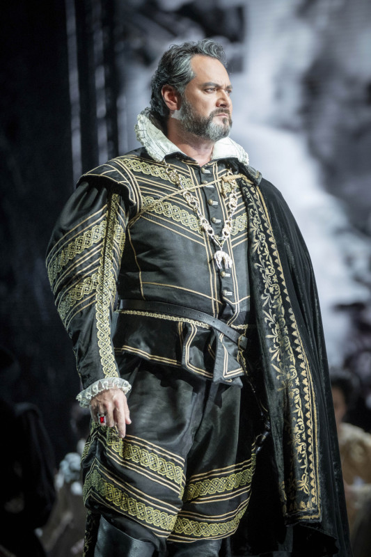 Ильдар Абдразаков в роли короля Испании Филиппа II. Фото - Марко Борелли