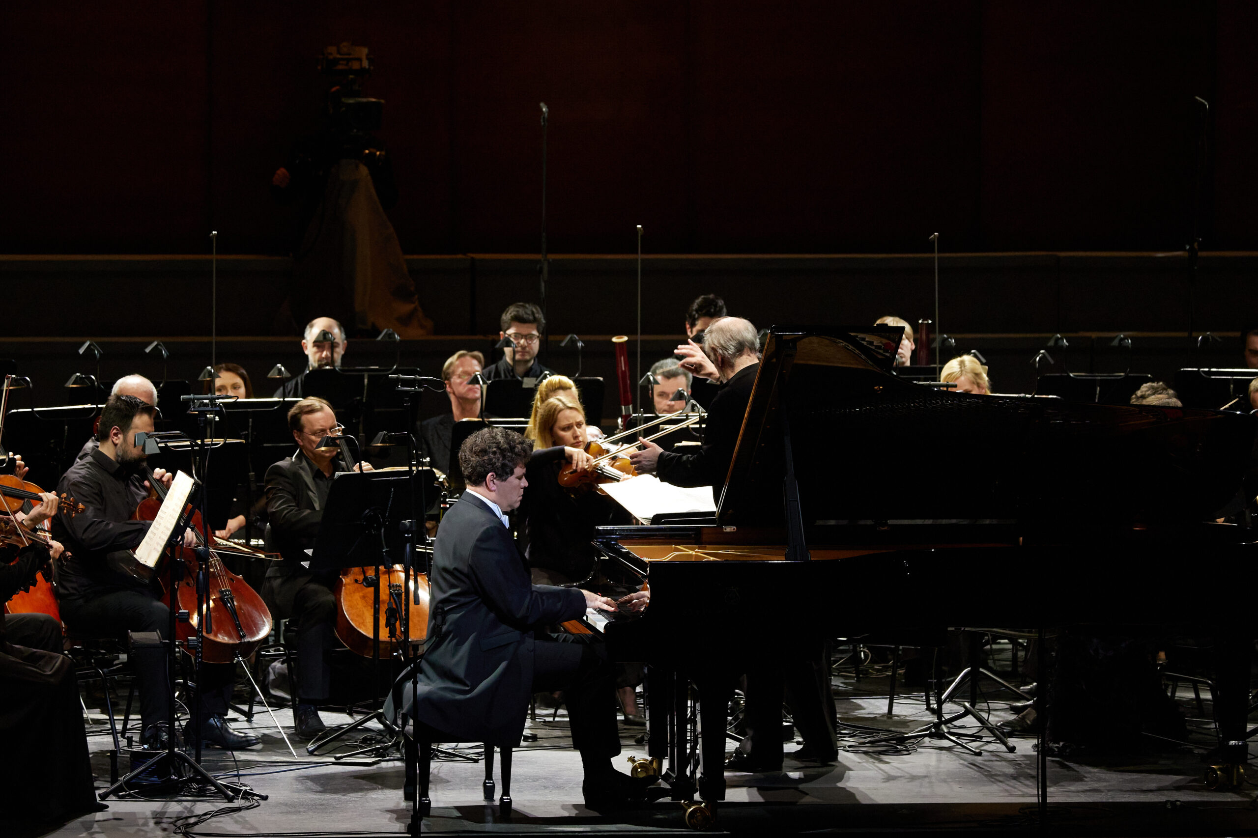 Денис Мацуев и оркестр Мариинского театра. Фото -- Михаил Вильчук