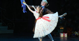 Сцена из балета «Щелкунчик» Николая Цискаридзе и труппы театра балета имени Леонида Якобсона. Фото - Александр Демьянчук