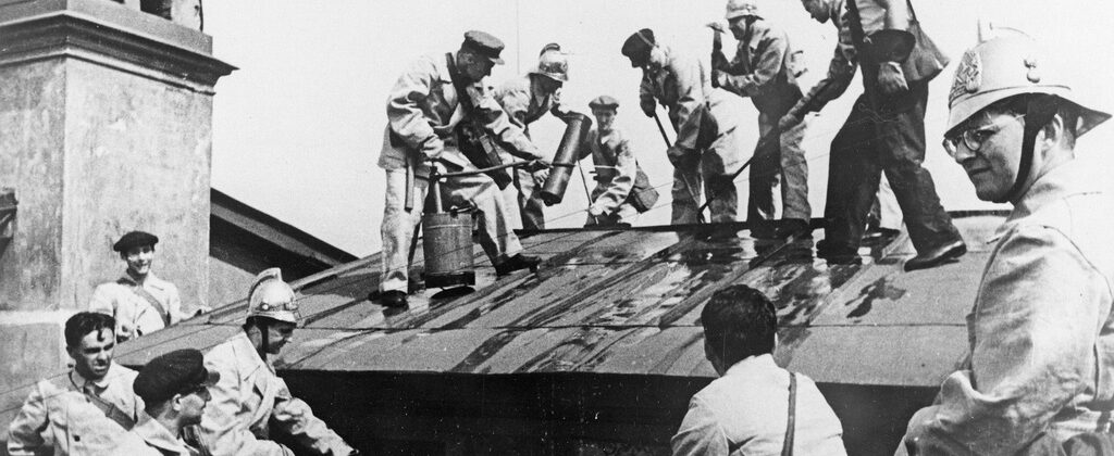 Дмитрий Шостакович – боец противопожарной команды на крыше Ленинградской консерватории. Фото: Российский национальный музей музыки