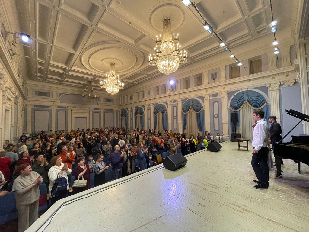 Овации слушателей на концерте в Иркутской филармонии