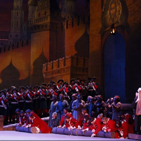 Сцена из оперы М. П. Мусоргского "Хованщина" (постановка Л. Баратова). Фото - Дамир Юсупов
