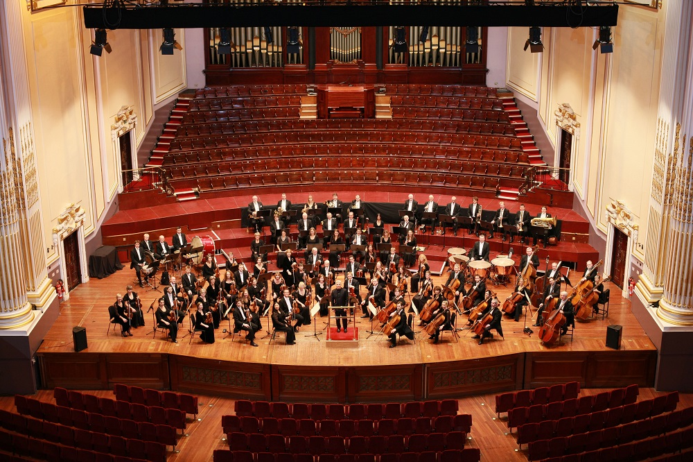 Королевский Шотландский национальный оркестру в Ушер-холле (Эдинбург) с дирижером Питером Унджяном