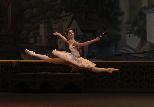 Екатерина Крысанова в балете " Корсар". Фото -- Дамир Юсупов