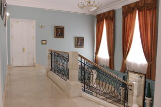 Парадная лестница МССМШ им. Гнесиных после реконструкции