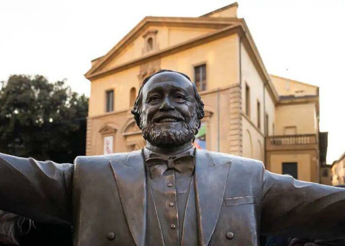 Памятник Лучано Паваротти открыли в Италии