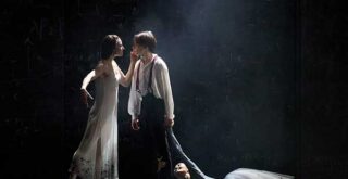 В версии нижегородцев у бедной Лизы (Маюка Сато) нет шансов перед Графиней (Мария Александрова), которую Германн (Максим Просянников) считает хранительницей тайны трех карт. Фото Сергея Досталева, Нижегородская опера