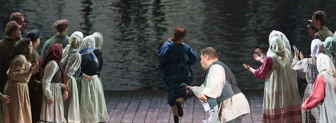 Сцена из оперы А.Даргомыжского "Русалка" в постановке Александра Тителя. Фото - Сергей Родионов