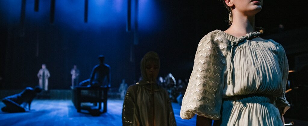 Сцена из балета Игоря Стравинского "Свадебка" в постановке Павла Глухова