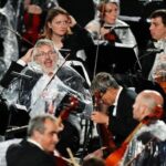 Музыкантам Французского национального оркестра пришлось играть в дождевиках