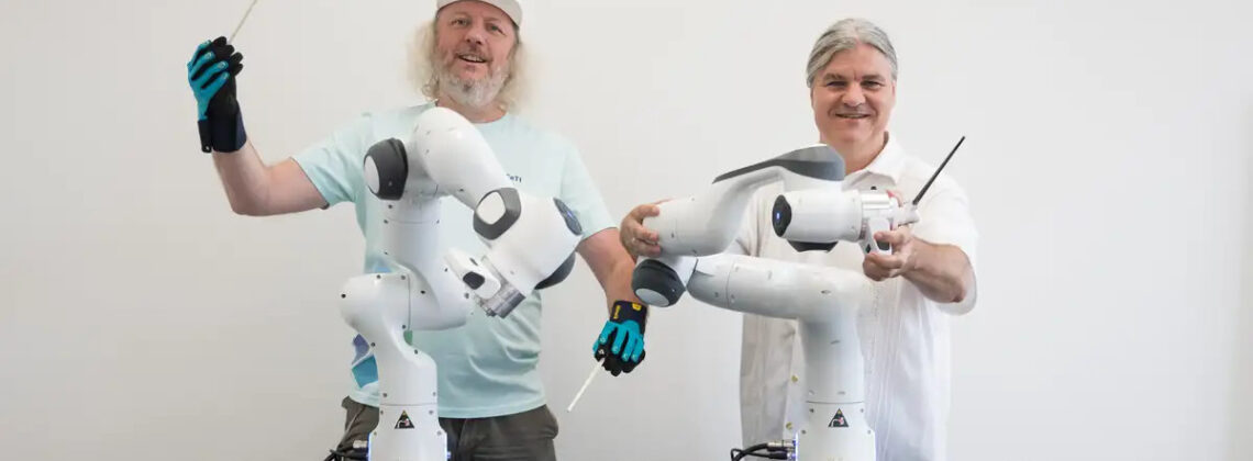 Специалист из Технического университета Дрездена и директор Дрезденского симфонического оркестра обучают робота дирижировать