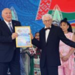 Композитору Александру Зацепину был вручен специальный диплом Постоянного Комитета Союзного государства. Фото -- Роман Щербенков