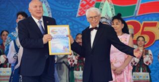 Композитору Александру Зацепину был вручен специальный диплом Постоянного Комитета Союзного государства. Фото -- Роман Щербенков