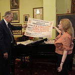 Ректор Московской консерватории Александр Соколов получил афиши из рук заместителя директора Санкт-Петербургской филармонии Юлии Кантор