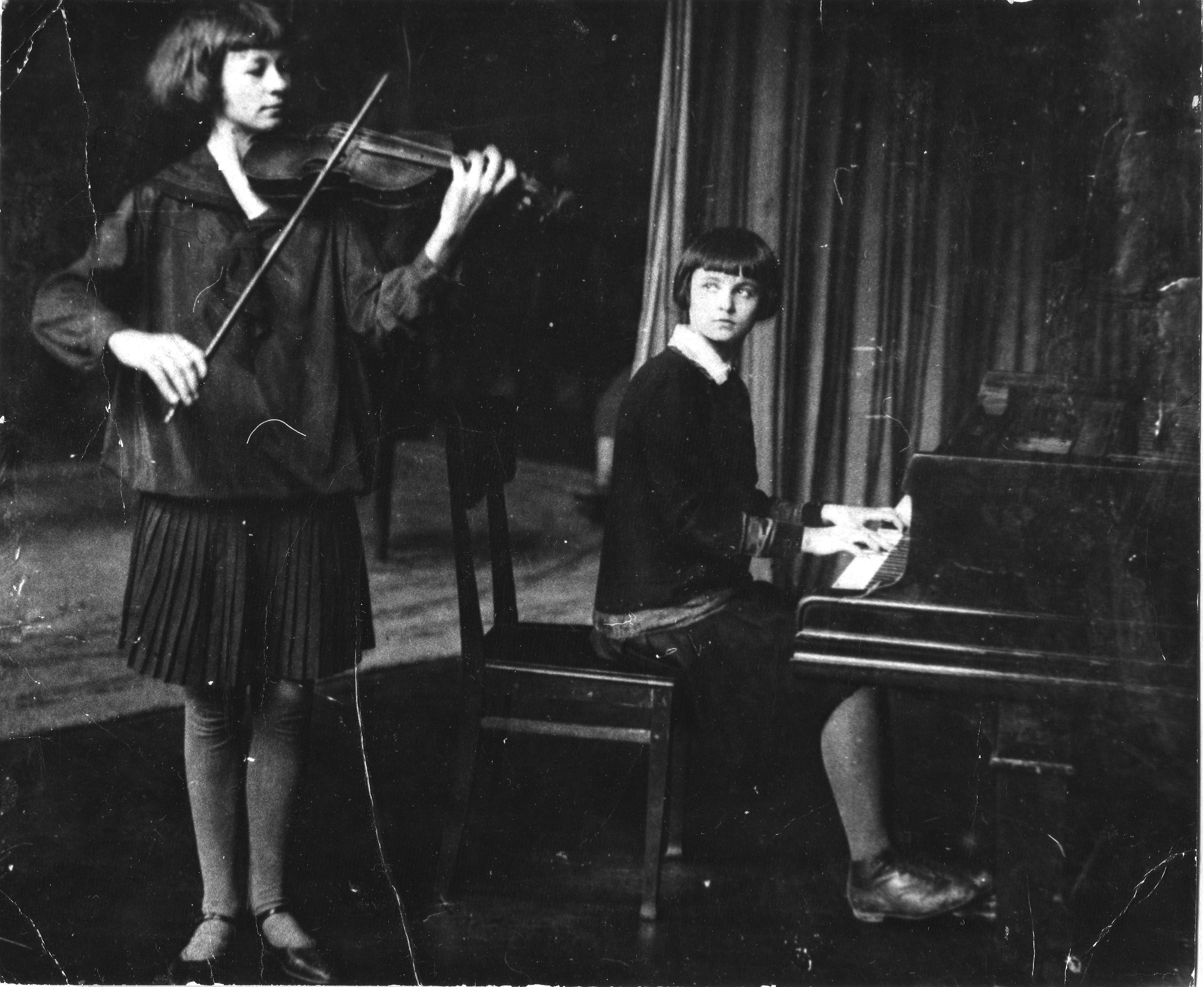 Роза Тамаркина в ансамбле с Мариной Козолуповой. Особая детская группа. 1933