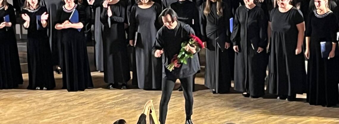 Концерт был блестяще исполнен двумя хоровыми коллективами: Хором musicAeterna (художественный руководитель – Теодор Курентзис, главный хормейстер – Виталий Полонский) и Театром хоровой музыки Саратовской филармонии (художественный руководитель и главный дирижер – Людмила Лицова, хормейстеры – Елена Мельникова, Александр Балашов)