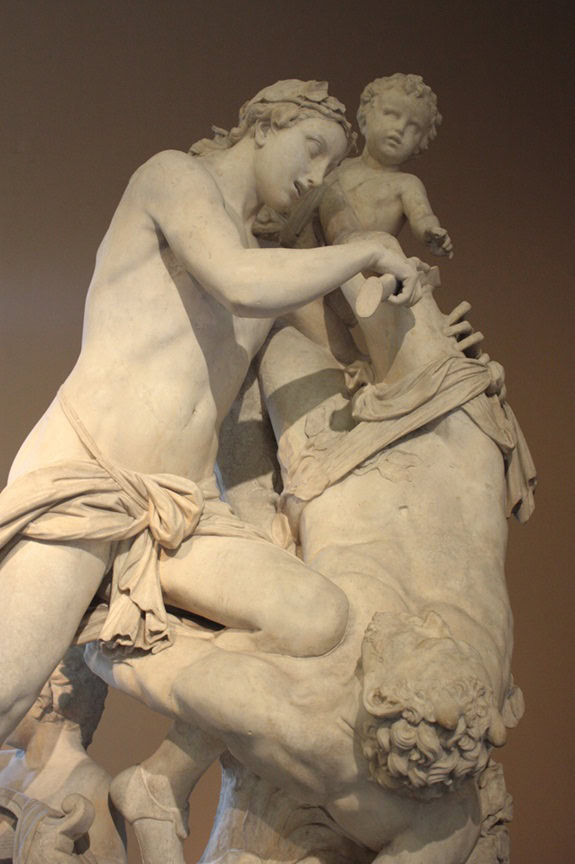 Скульптура Антонио Коррадини (1658-1752) "Аполлон, сдирающий кожу с Марсия", находится в Музее Виктории и Альберта, Лондон