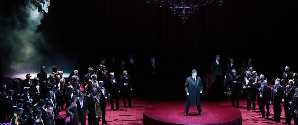 Сцена из оперы Дж. Верди "Риголетто" (Большой театр). Фото - Дамир Юсупов