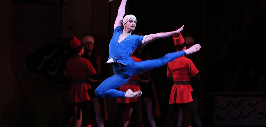 Владимир Шкляров в балете "Легенда о любви". Фото -- сайт Мариинского театра