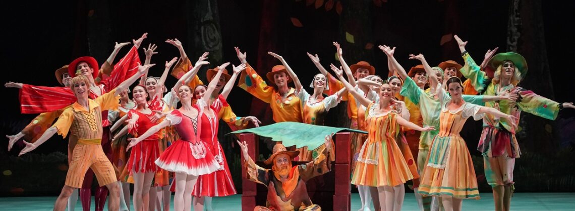 В первом ряду: Чиполлино — Ратмир Джумалиев. Редисочка — Мария Мишина. Кум Тыква — Сергей Кузьмин. Чиполлетта-сестра — Мария Шувалова. Чиполла-мать — Анна Балукова. Фото - Павел Рычков