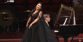 Анна Нетребко и Джеймс Вон. Фото: Mecely S. Worldstars of Opera & Classicalmusic Подробнее: https://eadaily.com/ru/news/2024/12/06/zabastovka-v-la-scala-netrebko-ostalas-bez-orkestra