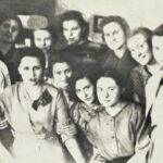 Фото из личного архива Г.В. Григорьевой. Выпуск 1959, 7 ноября 1954. Сидят (слева направо): Е. Б. Долинская, Г. В. Григорьева, В. И. Кирнарская, В. Н. Холопова