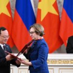 Художественный руководитель Телерадиоцентра «Орфей» Ирина Герасимова и генеральный директор радио «Голос Вьетнама» До Тьен Ши