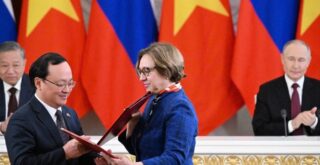 Художественный руководитель Телерадиоцентра «Орфей» Ирина Герасимова и генеральный директор радио «Голос Вьетнама» До Тьен Ши