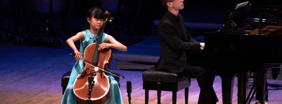 Керуикси Mа, победительница конкурса в младшей возрастной группе. Партия фортепиано Виталий Егоров. Фото -- Юлия Саранцева
