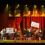 Сцена из музыкальной комедии «Мы хотим танцевать» (Чувашский театр оперы и балета)