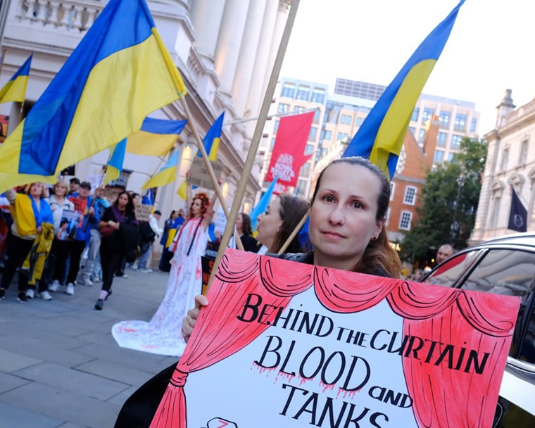Александра Ветрова держала плакат с надписью: «За занавесом кровь и танки»