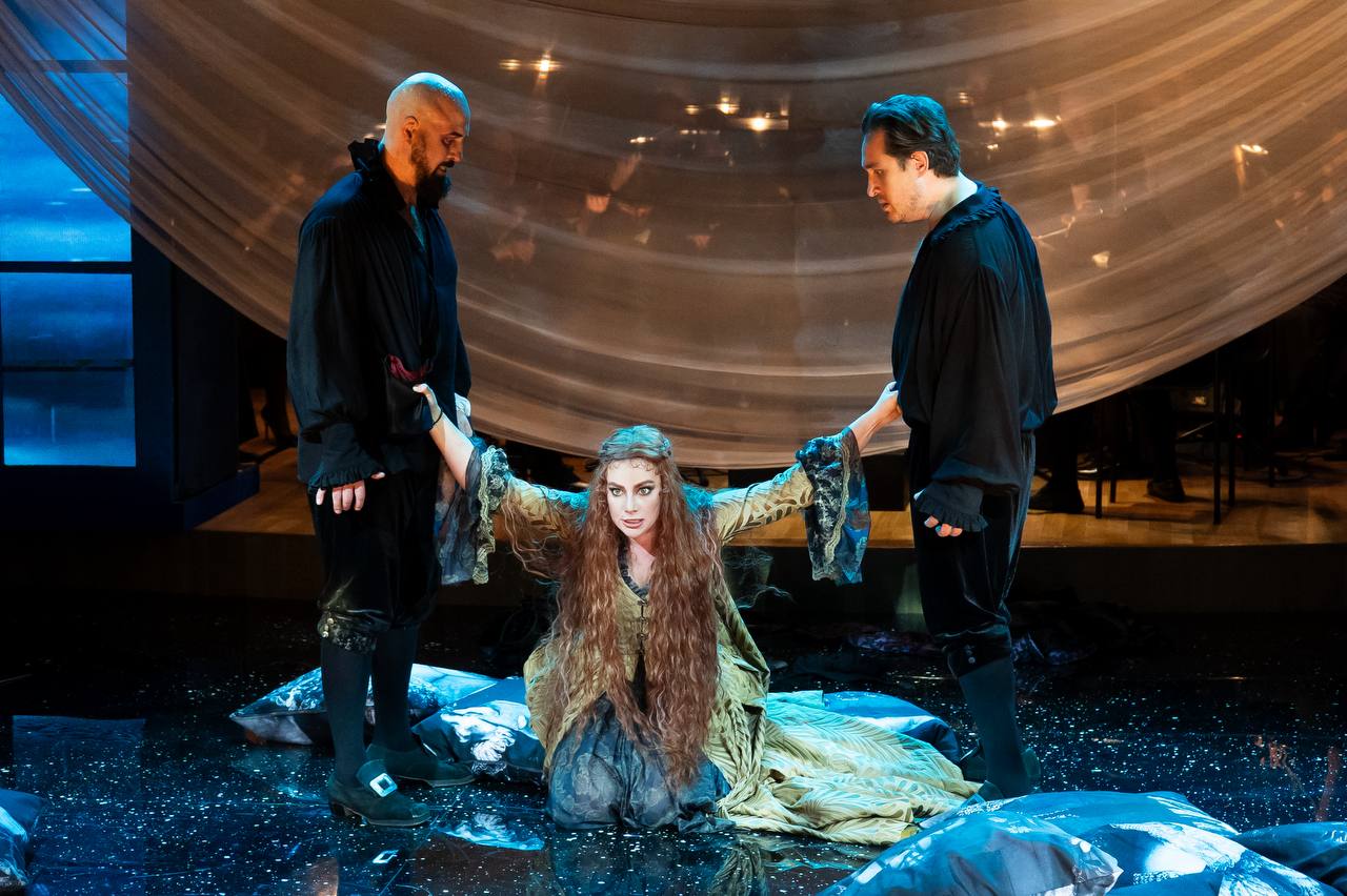 Үлкен емшегі бар әйелмен орысша секс