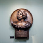 Барельеф оперной певицы Бэлы Руденко открыли в Московской консерватории. Фото предоставлено Российским национальным музеем музыки