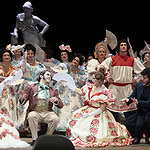 На сцене Большого театра снова суматошатся жители города N по случаю приезда Павла Чичикова. Фото -- Дамир Юсупов/Большой театр