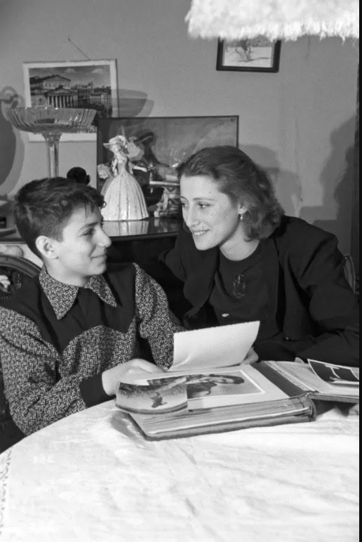 Майя Плисецкая и ее брат Азарий, 1950 год. Фото -- Александр Становов/ТАСС