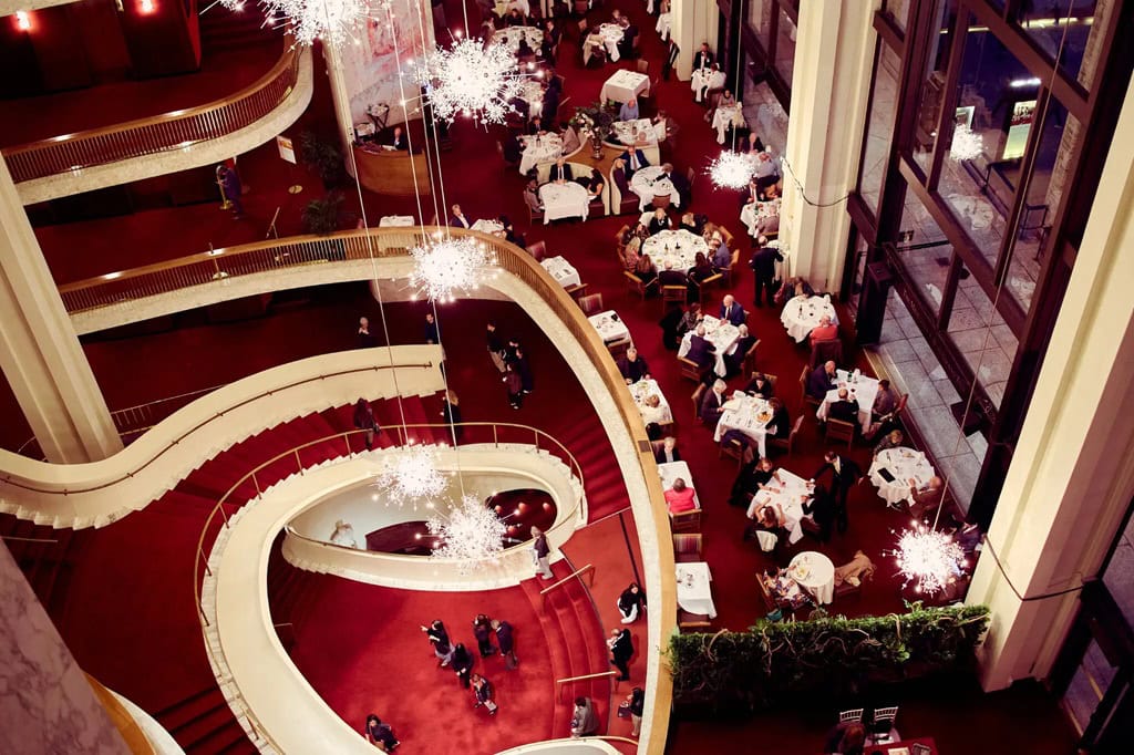 Grand Tier restaurant в Мет