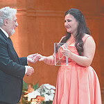 Самира Галимова получает приз из рук Пласидо Доминго. Фото из личного архива певицы