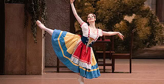 Элеонора Севенард в партии Сванильды ("Коппелия"). Фото -- Михаил Логвинов