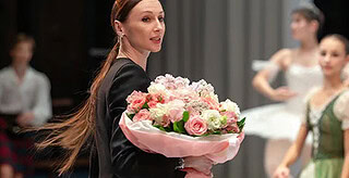 Утром Светлана Захарова работает в театре, потом до позднего вечера в академии – и так каждый день. Фото Батыра Аннадурдыева