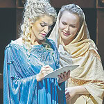 В центре спектакля – фигура заглавной героини, с нежностью и отвагой воплощенная Екатериной Морозовой. В роли Антонии — Екатерина Воронцова. Фото Дамира Юсупова/Большой театр